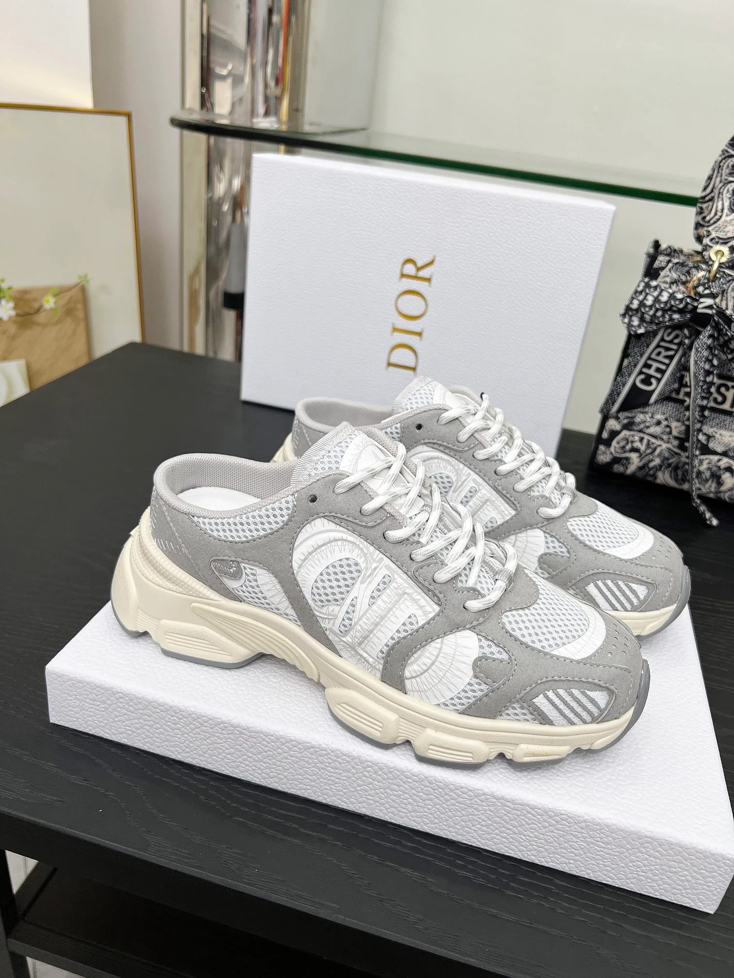 👟👟Ex-factory price 520👟👟 This Dior Chrono sports half slipper reinterprets running shoes with Dior's high-end style. Gray mesh fabric is paired with tonal suede calfskin panels, the CD logo on the side, the star patch on the tongue and the Dior logo on the heel, all in classic fine detail. Featuring two-tone laces and a lightweight sole with star graphics, they can be worn year-round. Size: Women’s size 35-41 (35/42 can be customized) Men’s size 40-46 (men’s version is being printed) Color: 12 colors available